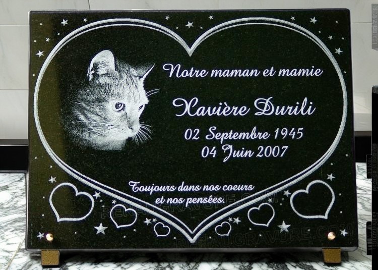 Plaque funéraire coeurs, chat