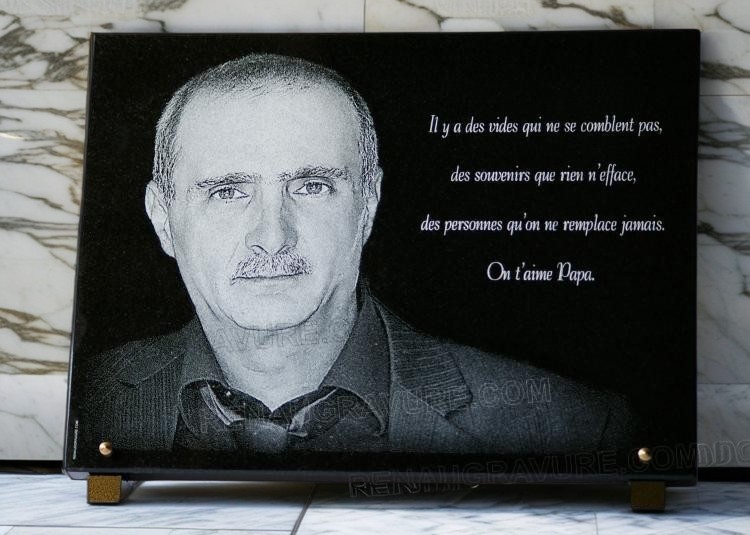 plaque funéraire avec photo