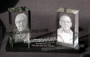 Plaque funéraire moderne avec photos sur blocs de verre