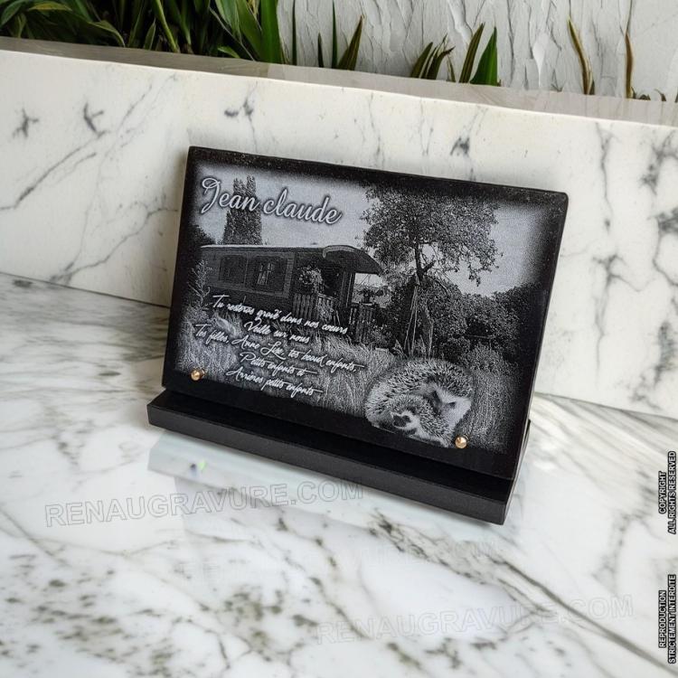 Plaque funéraire Gens du voyage, roulotte et hérisson | Renaud Gravure