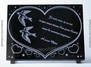 Plaque funéraire coeur avec des hirondelles dans un coeur.