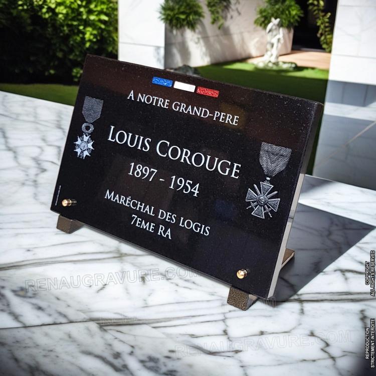 Plaque commémorative militaire avec médailles en granit