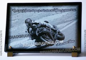 Plaque tombale moto de course gravée sur granit