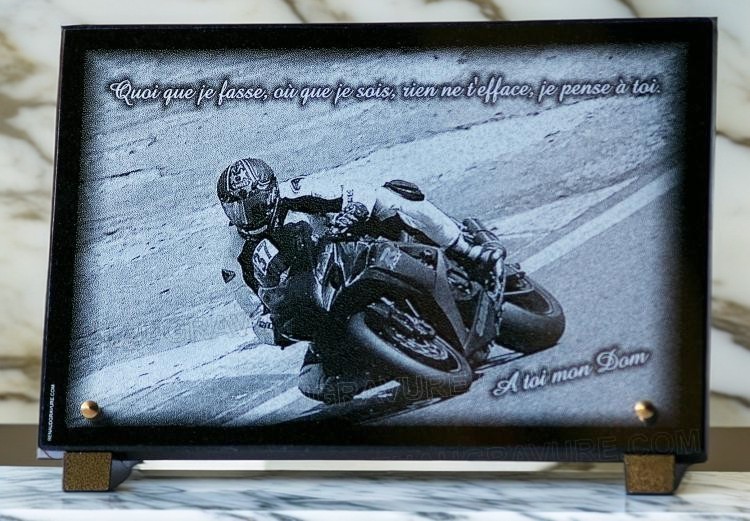 placa grave con el grabado de un motociclista