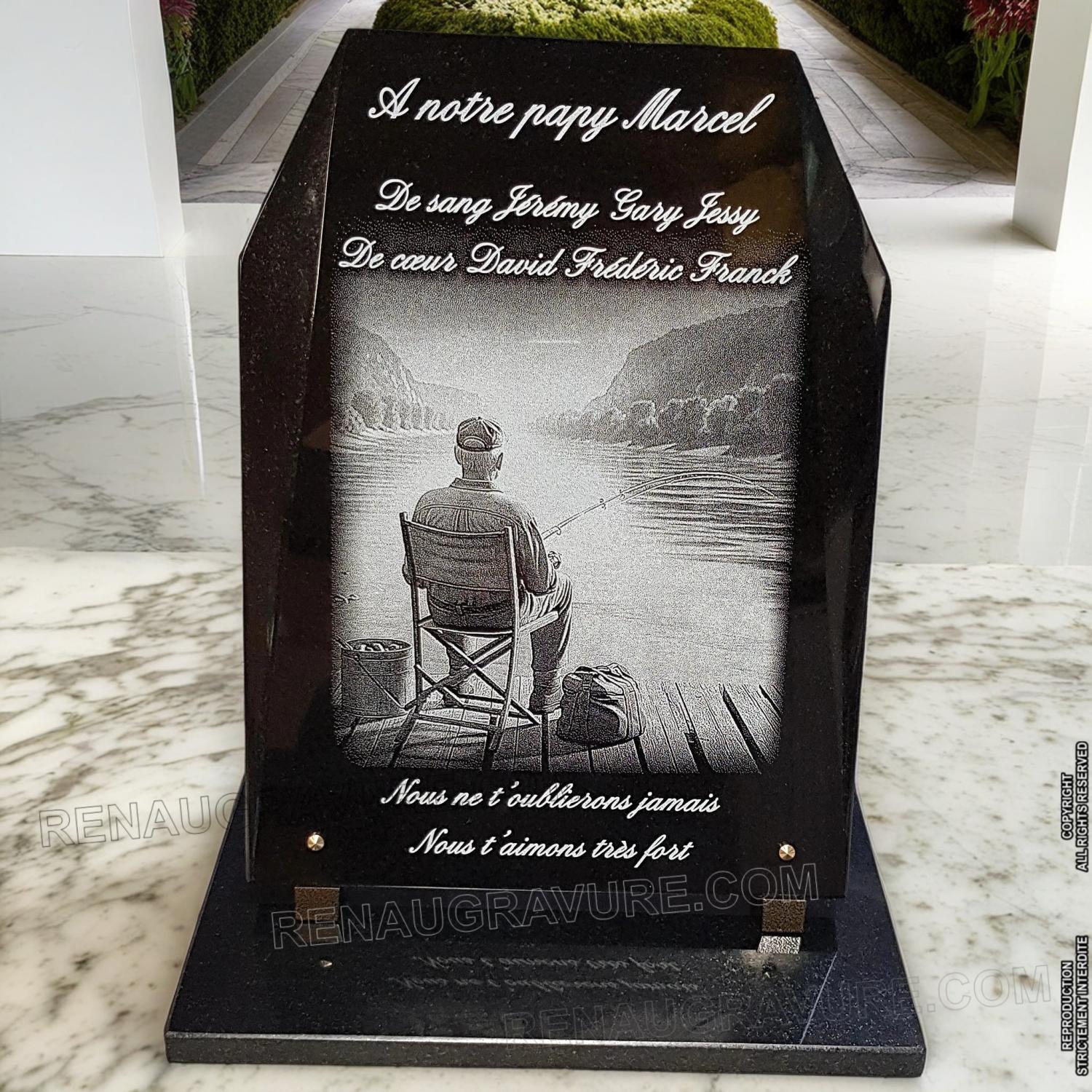 Plaque funéraire en granit avec gravure de pêcheur