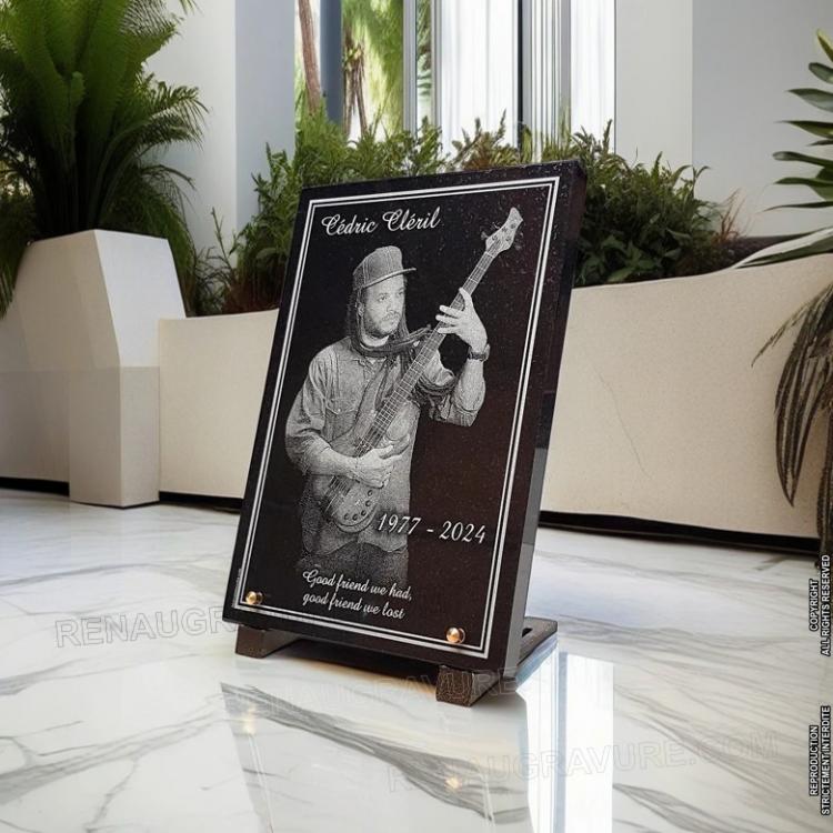 Guitariste gravé sur plaque mortuaire en granit 