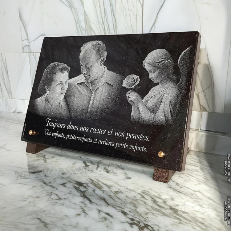 Photographie d’une plaque funèbre en granit gravée de deux portraits et d’un ange
