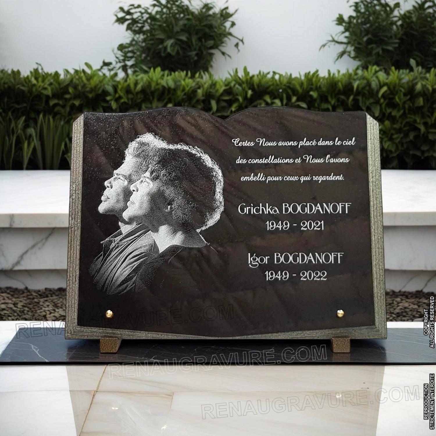 Plaque tombale livre avec portraits