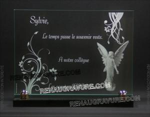 Une plaque funéraire en verre ange