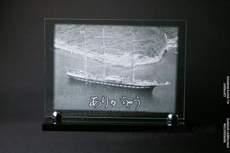 Plaque funéraire en verre, voilier