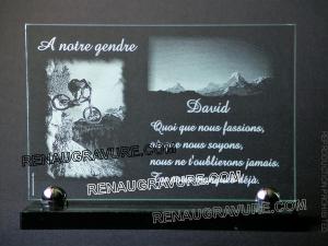 Plaque funéraire en verre gravé avec vélo et montagne