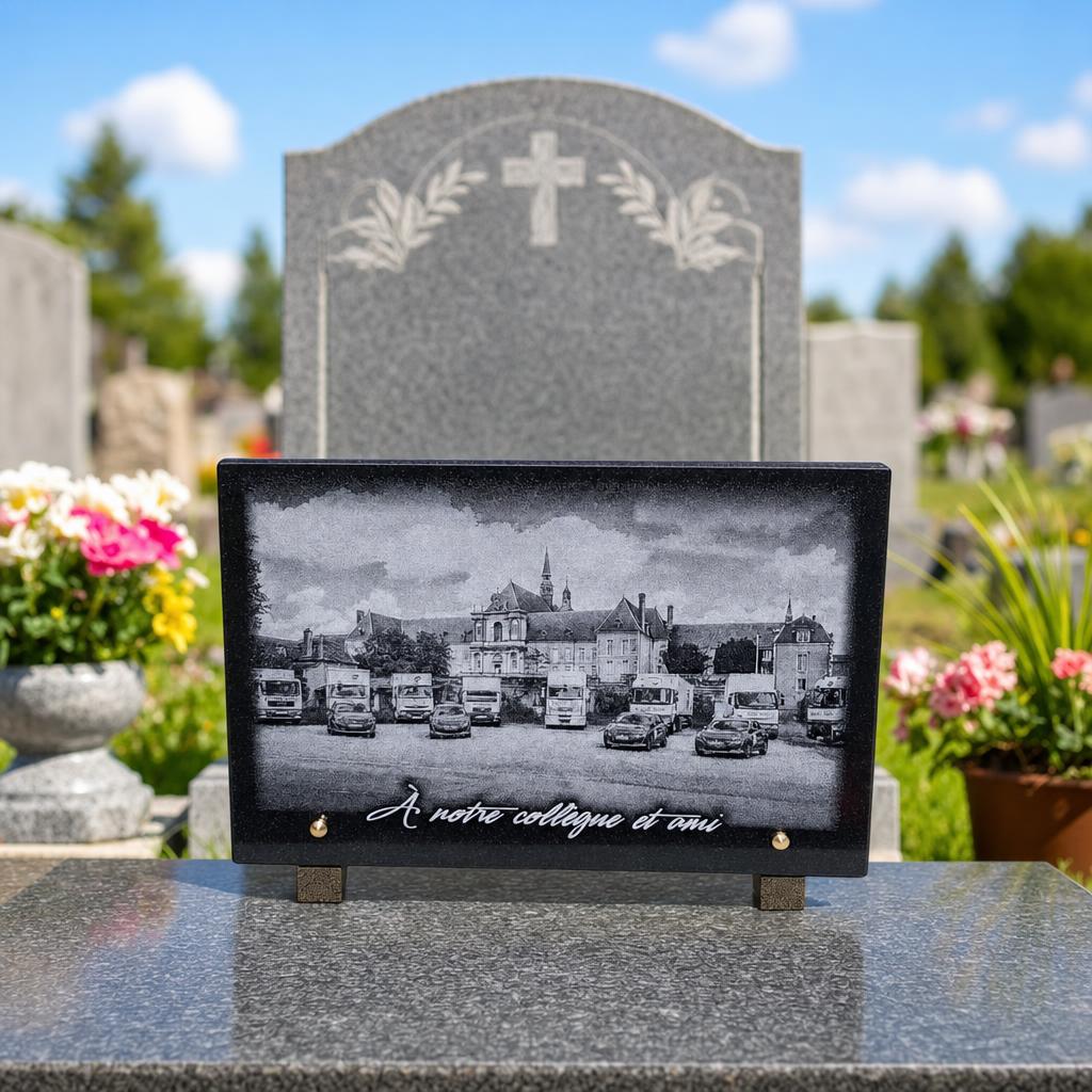 Plaque funéraire personnalisée avec gravure photo en hommage à un collègue