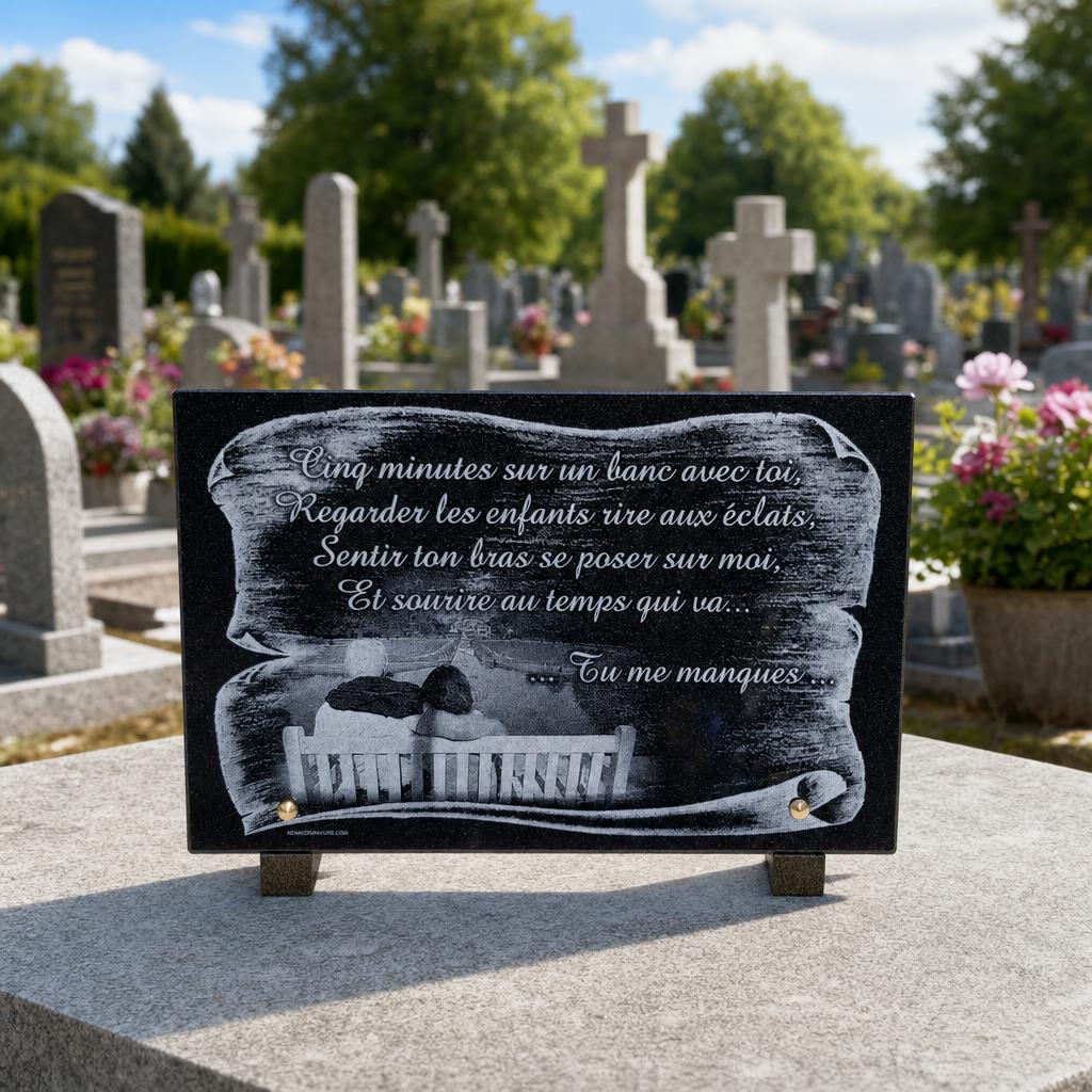 Plaque funéraire gravée avec banc du souvenir et message d’absence