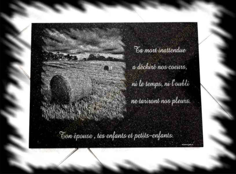 Placa de granito con el grabado de la campiña y los campos de trigo
