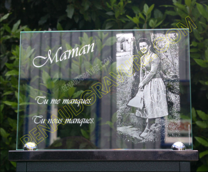 Plaque funéraire en verre
