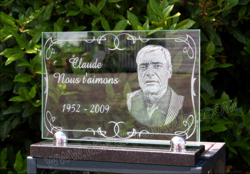Plaque tombale en verre