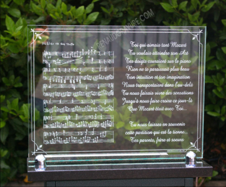 Plaque tombale en verre gravé