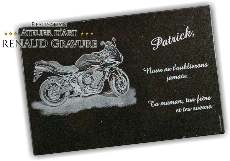 Motocicleta grabada en mármol para una tumba