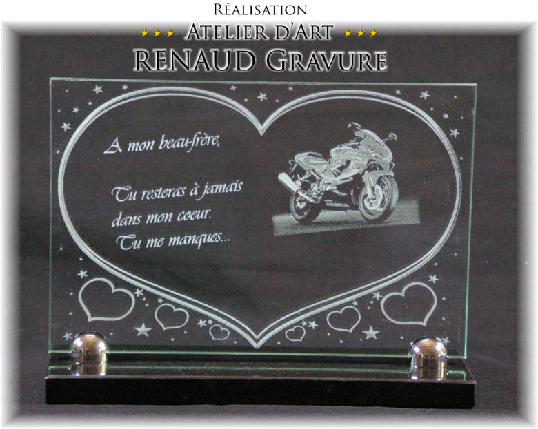 Placa de vidrio grabada con motocicleta y corazones.