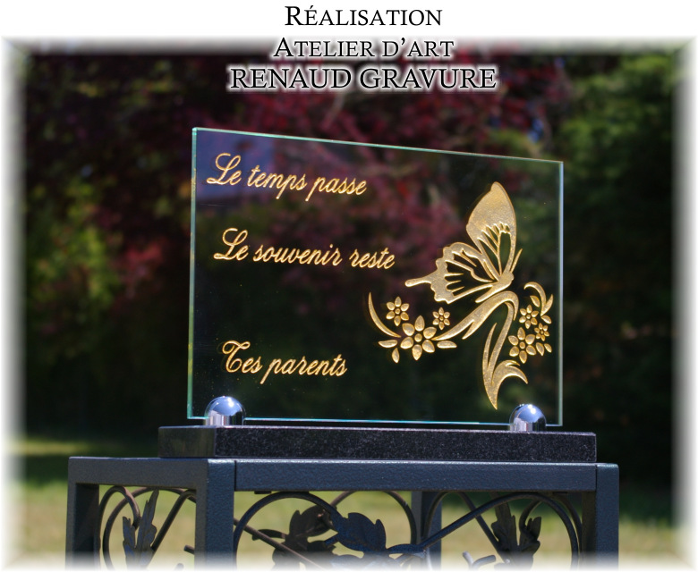 Papillon gravé et doré sur plaque funeraire en verre