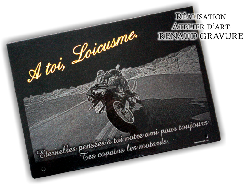 Plaque funeraire avec moto sur une route et texte doré