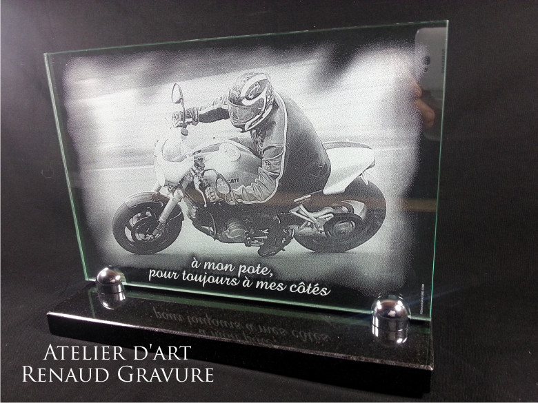 Plaque en verre gravé avec un motard et une épitaphe