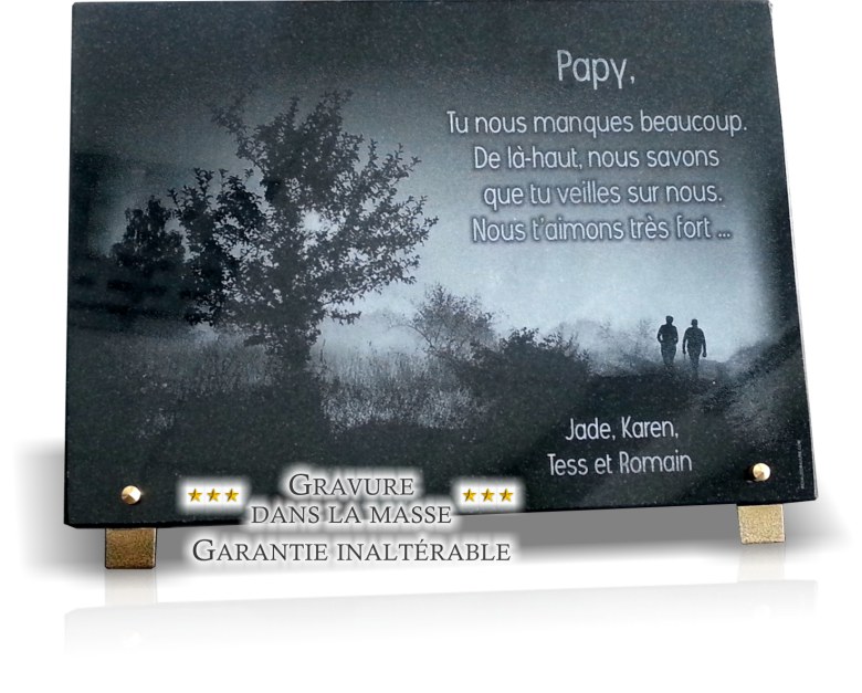 Promeneurs et randonneurs gravés sur une plaque funèbre noire