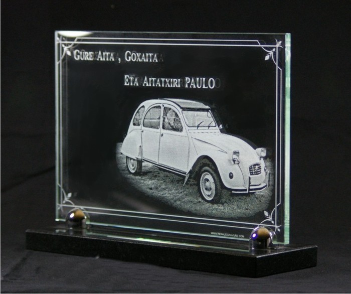 Placa funeraria de vidrio con grabado de un coche antiguo