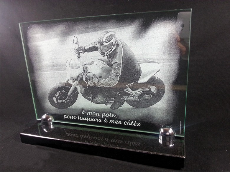 Plaque funéraire en verre