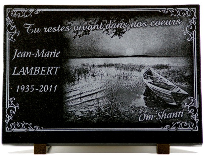 Placa funeraria con grabado de una barca de pescador en las orillas del lago